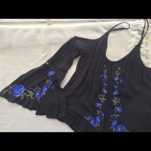 NEVER WORN✨XS AE Cold Shoulder Tunic Top